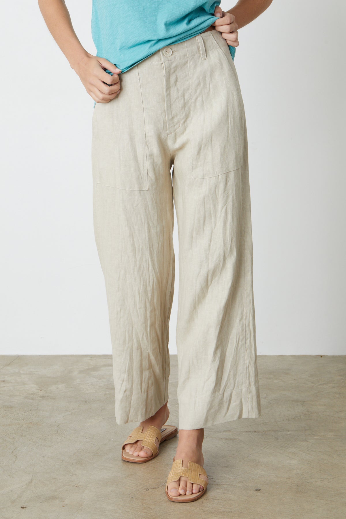 a woman wearing Velvet by Graham & Spencer's DRU HEAVY LINEN PANT and a blue t-shirt.