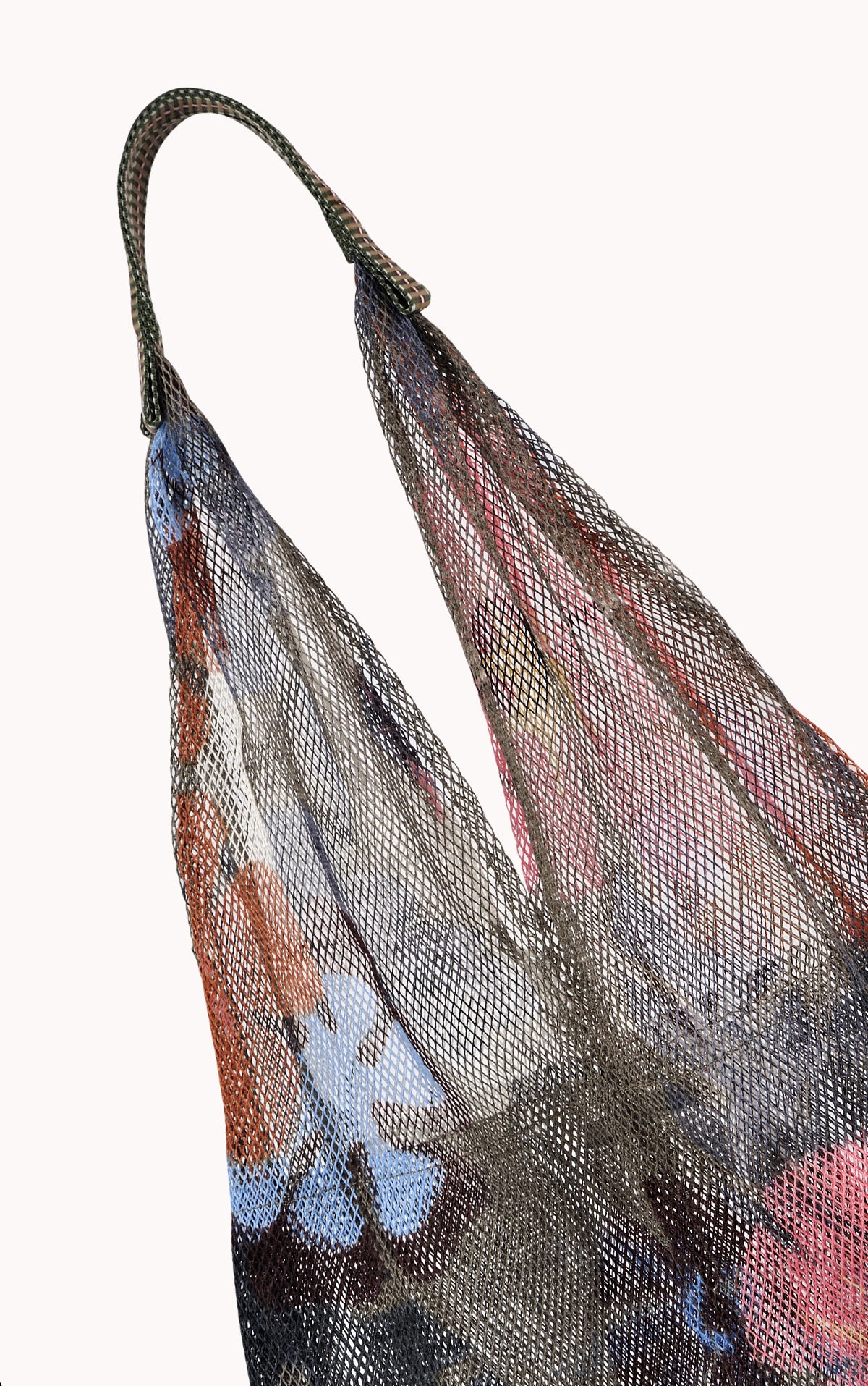 Close-up of the LARGE FLORAL PRINT MESH TOTE BY EPICE, showcasing luxe accessories such as elegant handles and bold color combinations visible through the netting.-24508344172737