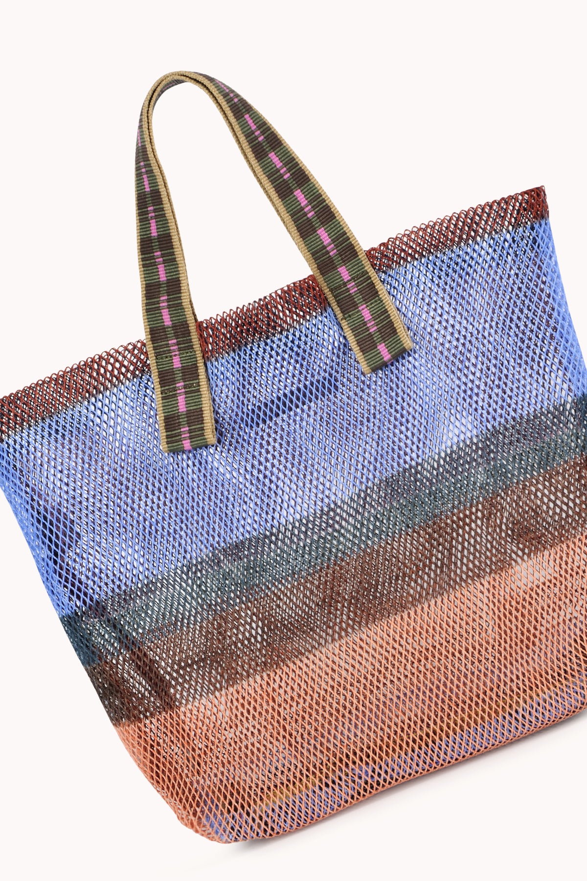The SMALL STRIPED MESH TOTE BY EPICE features bold horizontal stripes in blue, brown, orange, and red on natural fiber mesh, complemented by two green handles with pink and black stripes. Brand: Epice.-24508108701889