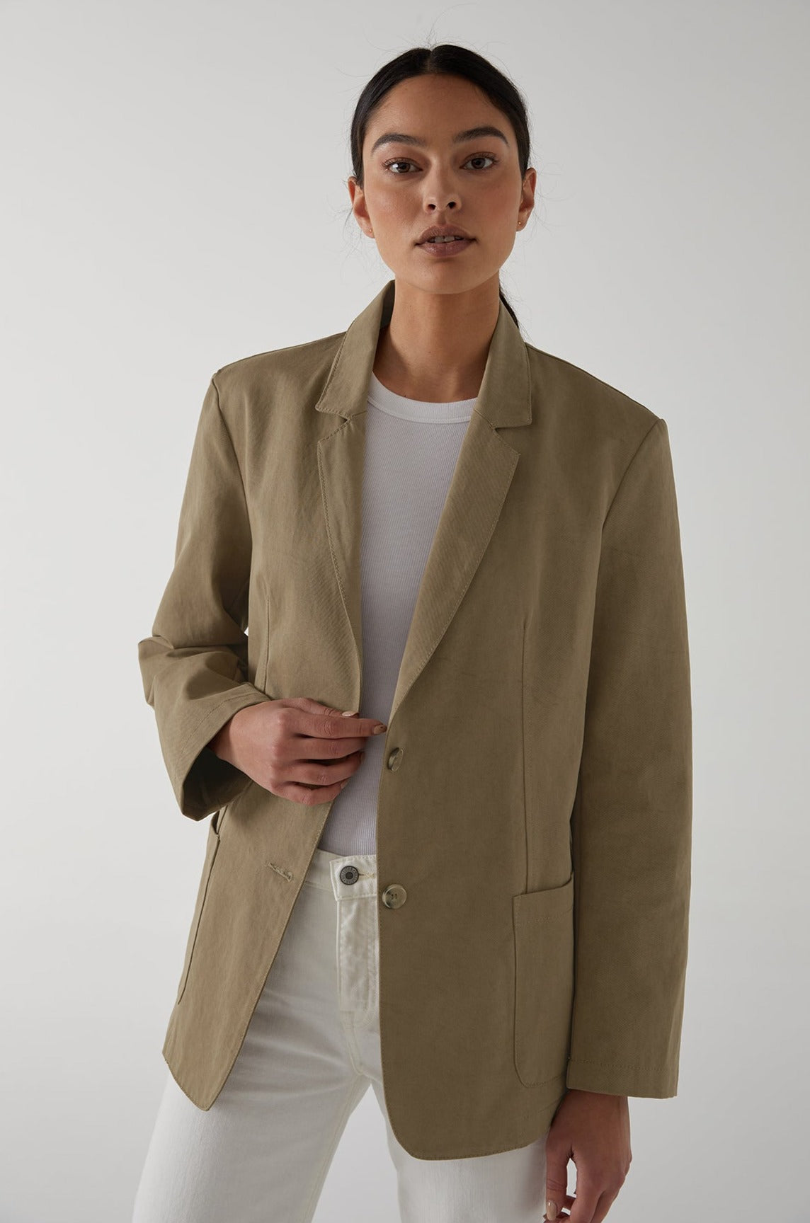 a woman wearing a Velvet by Jenny Graham ECHO BLAZER and white jeans.-25316123541697