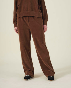 DAISY VELOUR TRACK PANT in brown velour with a straight-leg fit, plush feel, and an elastic waistband.