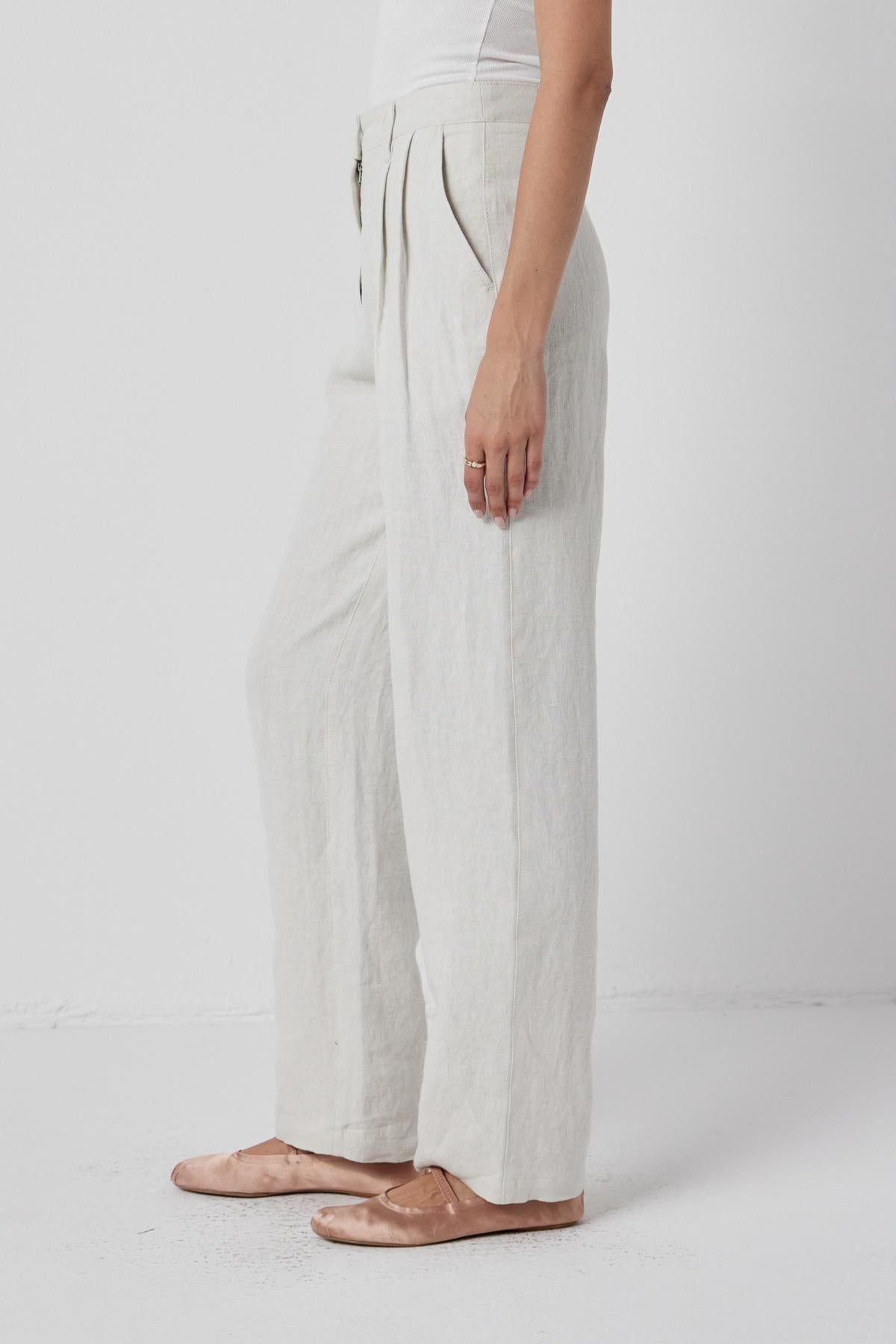   The model is wearing Velvet by Jenny Graham's white linen Pomona pants. 