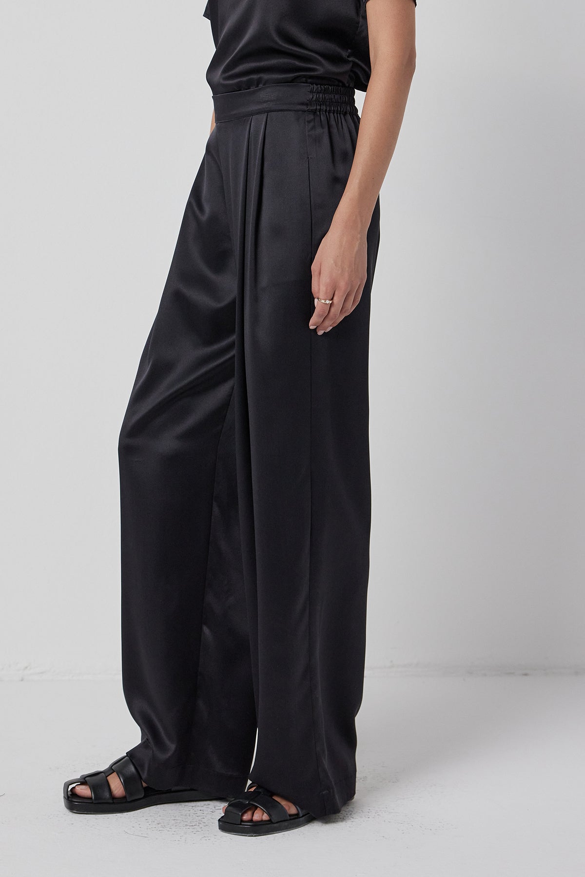 The model is wearing Velvet by Jenny Graham's MANHATTAN PANT.-35547440971969