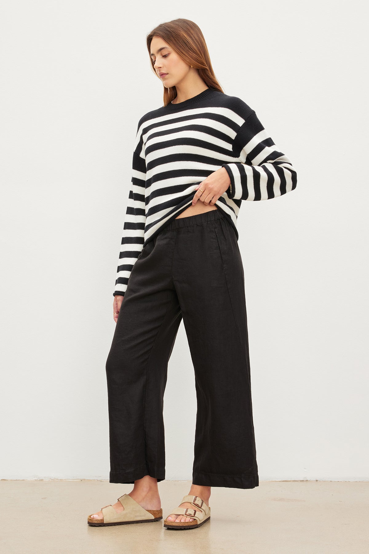   The model is wearing Velvet by Graham & Spencer LOLA LINEN PANT, lightweight wide leg pants with an elastic waist. 
