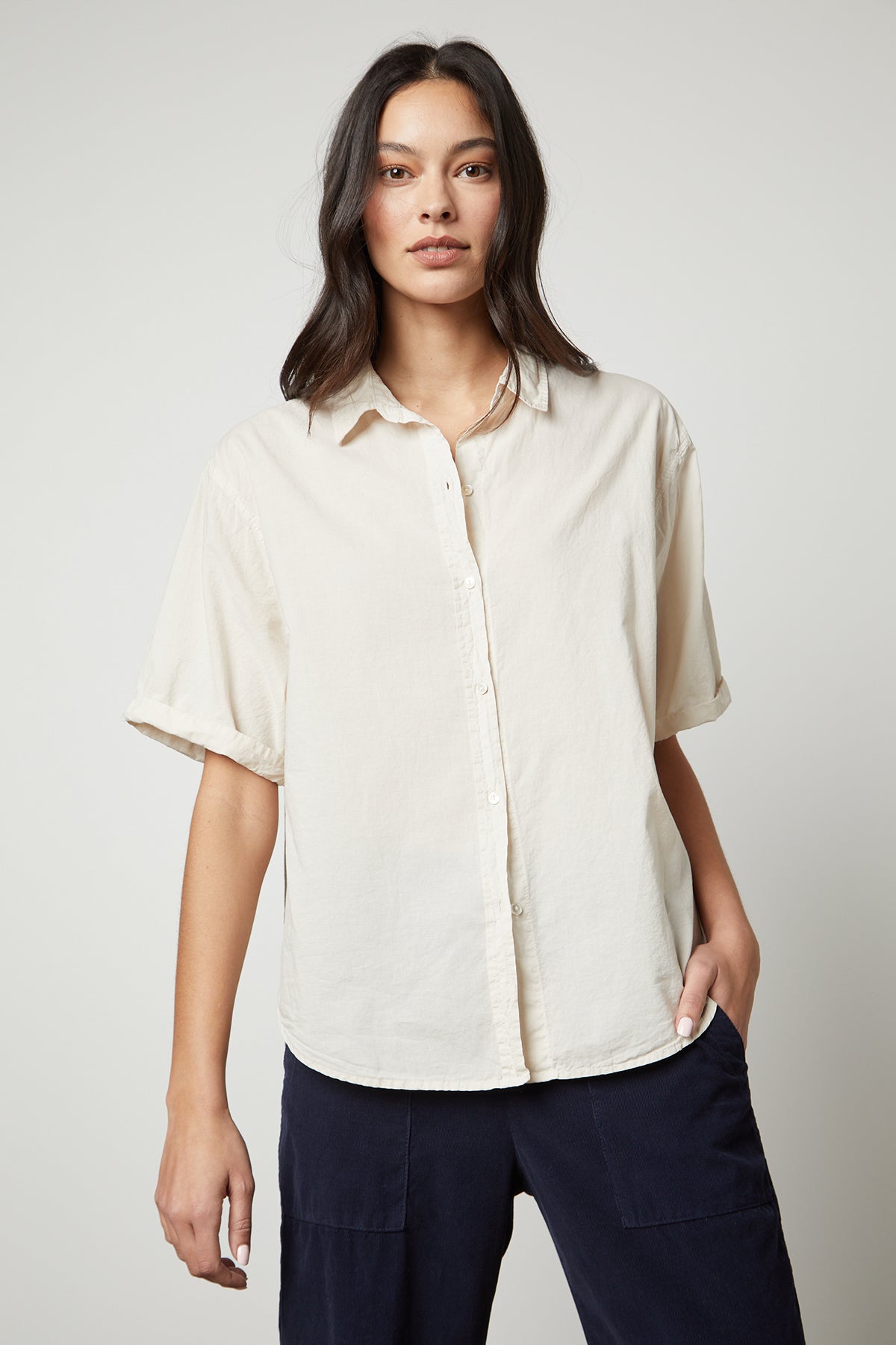 The Velvet by Graham & Spencer SHANNON BUTTON-UP SHIRT in beige made of structured cotton for a modern silhouette.-35503755624641