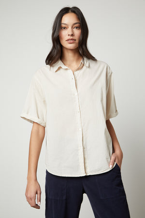 The Velvet by Graham & Spencer SHANNON BUTTON-UP SHIRT in beige made of structured cotton for a modern silhouette.