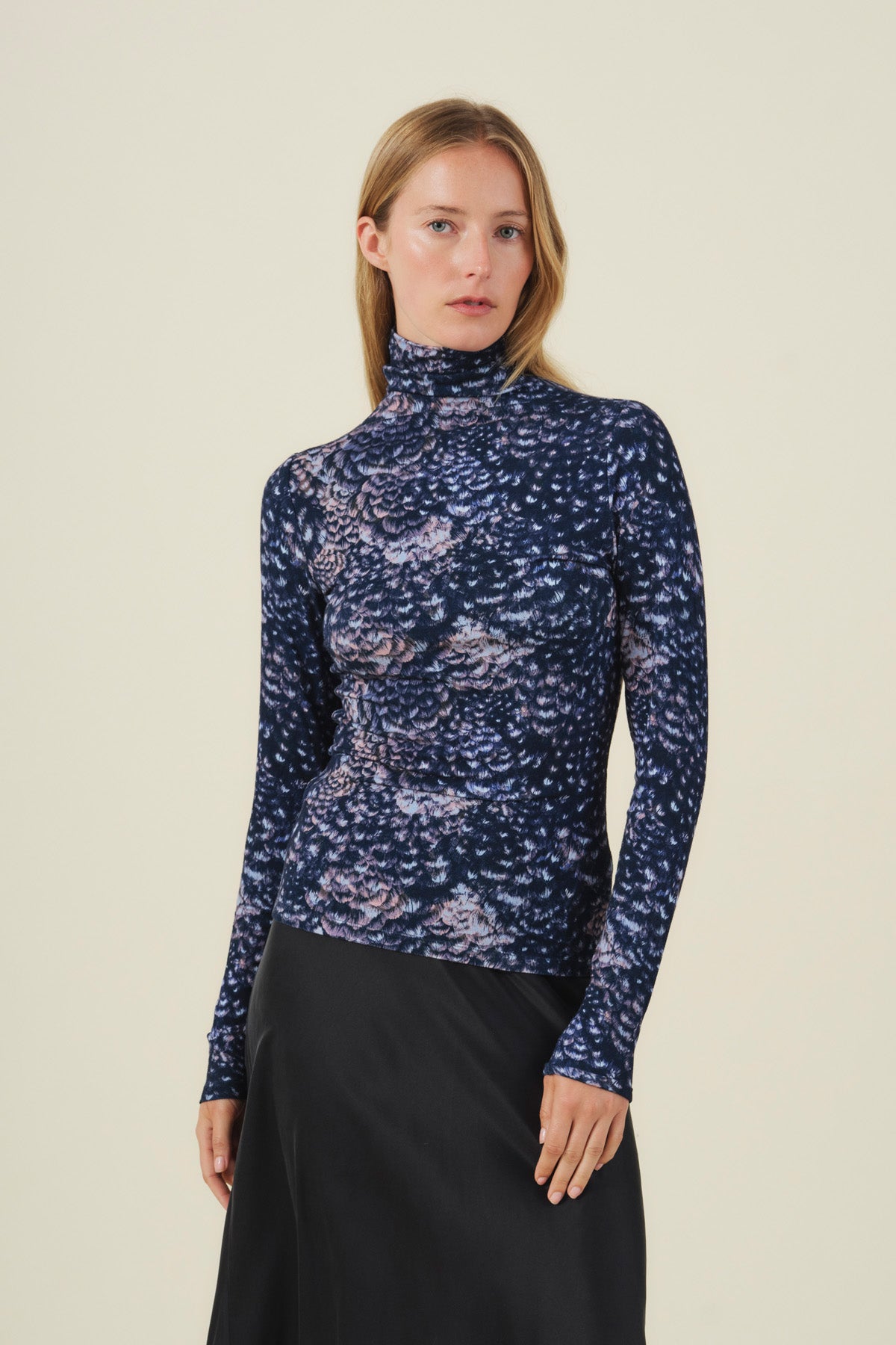 TAYLOR PRINTED TEE, a long-sleeve, dark blue feather jersey turtleneck top featuring an all-over abstract print.