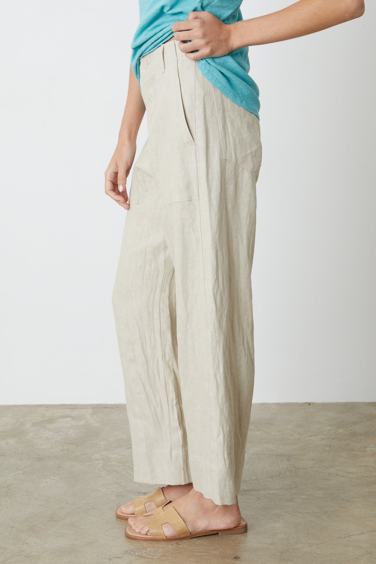 a woman wearing Velvet by Graham & Spencer's DRU HEAVY LINEN PANT and a t-shirt.-26544378806465