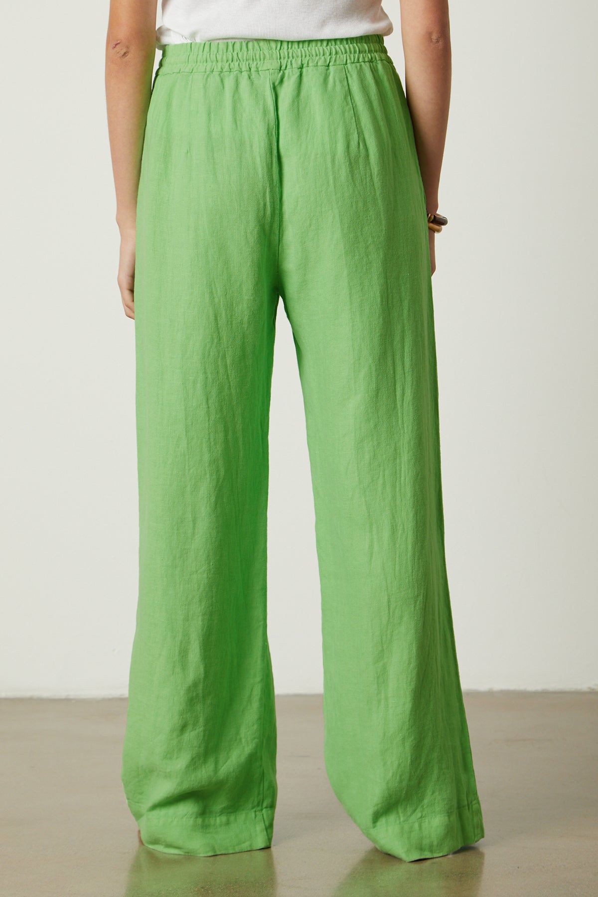The back view of a woman wearing Velvet by Graham & Spencer's GWYNETH HEAVY LINEN PANT.-35954253693121