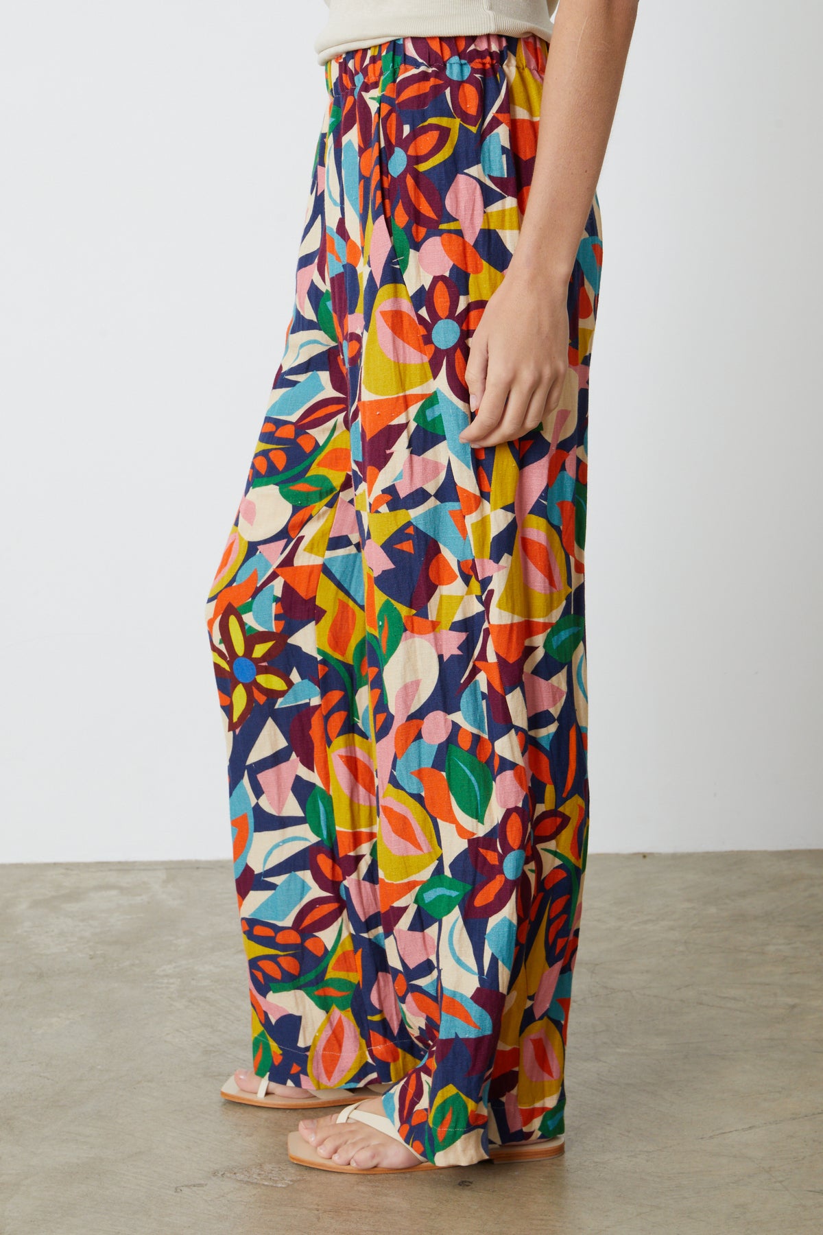 A woman wearing the Velvet by Graham & Spencer BETHANY PRINTED LINEN PANT.-26774788112577