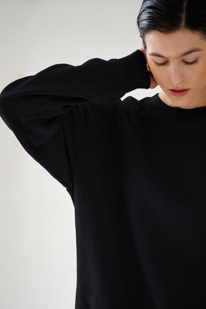 The model is wearing a Velvet by Jenny Graham ABBOT sweatshirt with a slouch fit.