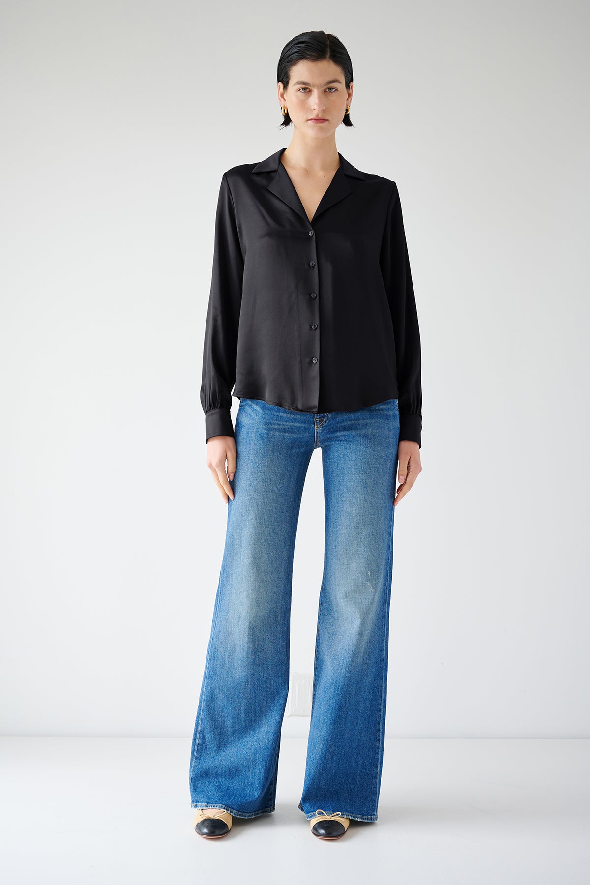 The model is wearing a timeless SOHO TOP blouse by Velvet by Jenny Graham and blue wide leg jeans.-35547449000129