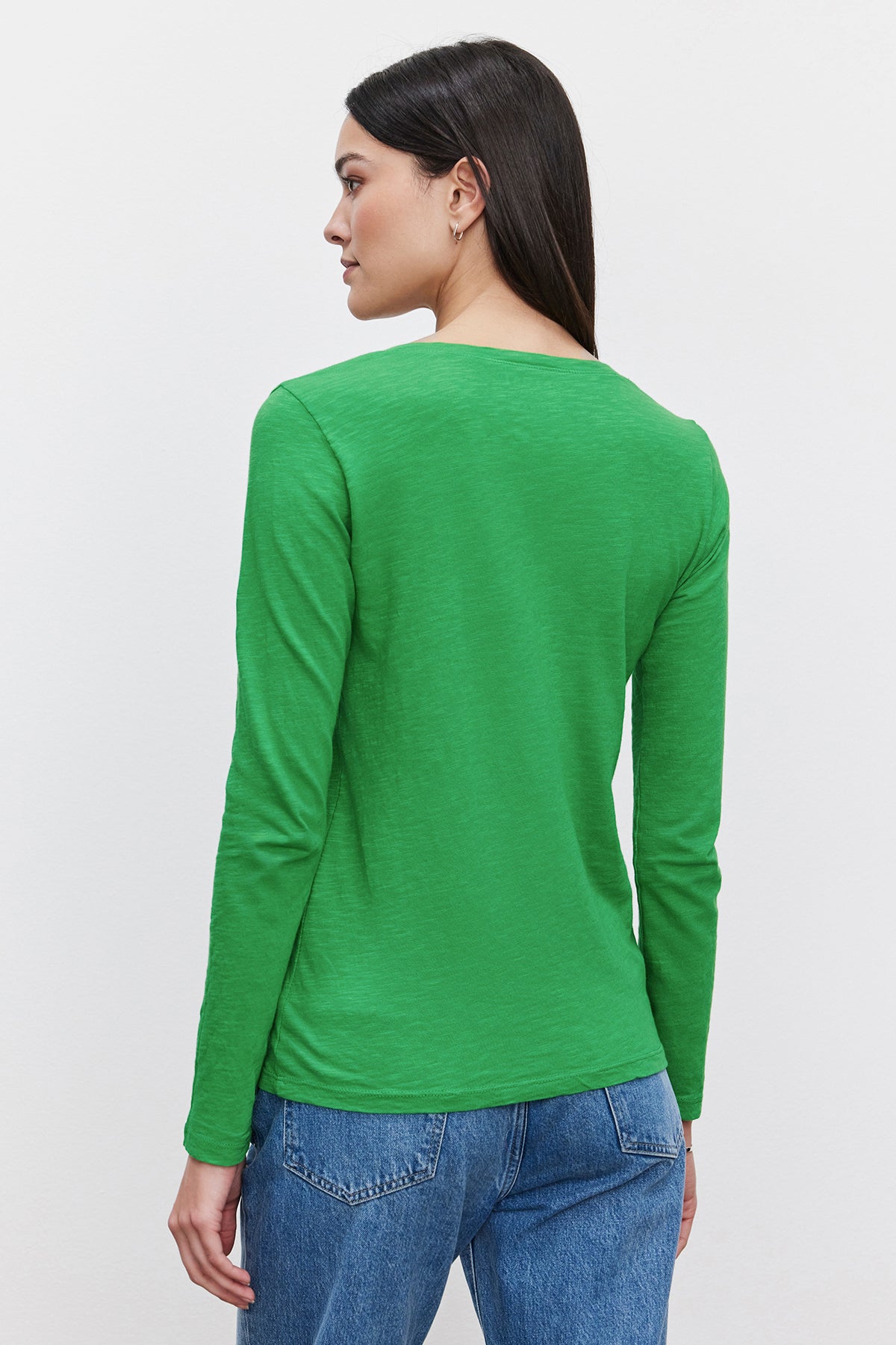 The back view of a woman wearing a Velvet by Graham & Spencer BLAIRE ORIGINAL SLUB TEE.-36201431204033