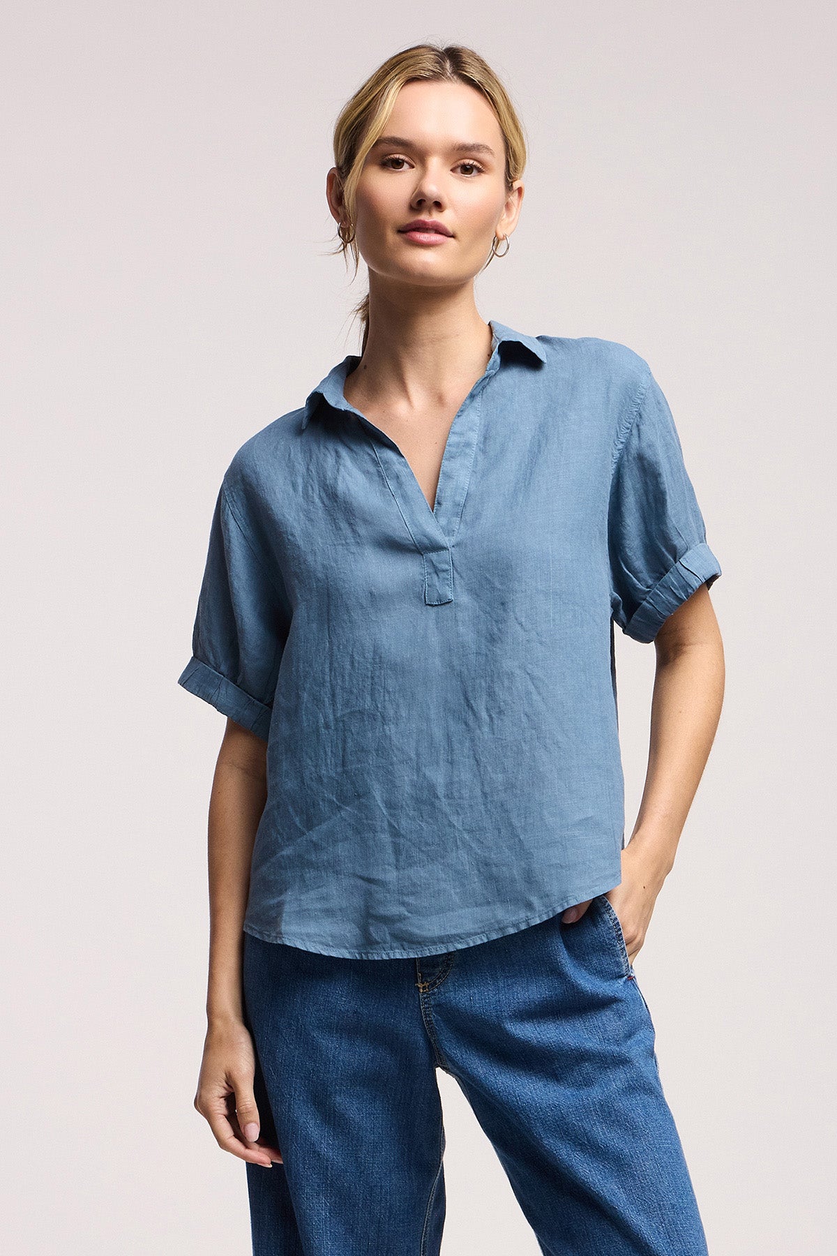 VIVICA WOVEN LINEN SPLIT NECK TOP – Velvet by Graham & Spencer