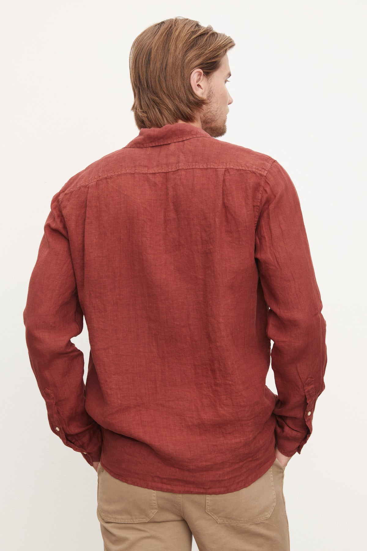 The stylish back view of a man wearing a Velvet by Graham & Spencer BENTON LINEN BUTTON-UP SHIRT.-36009360326849