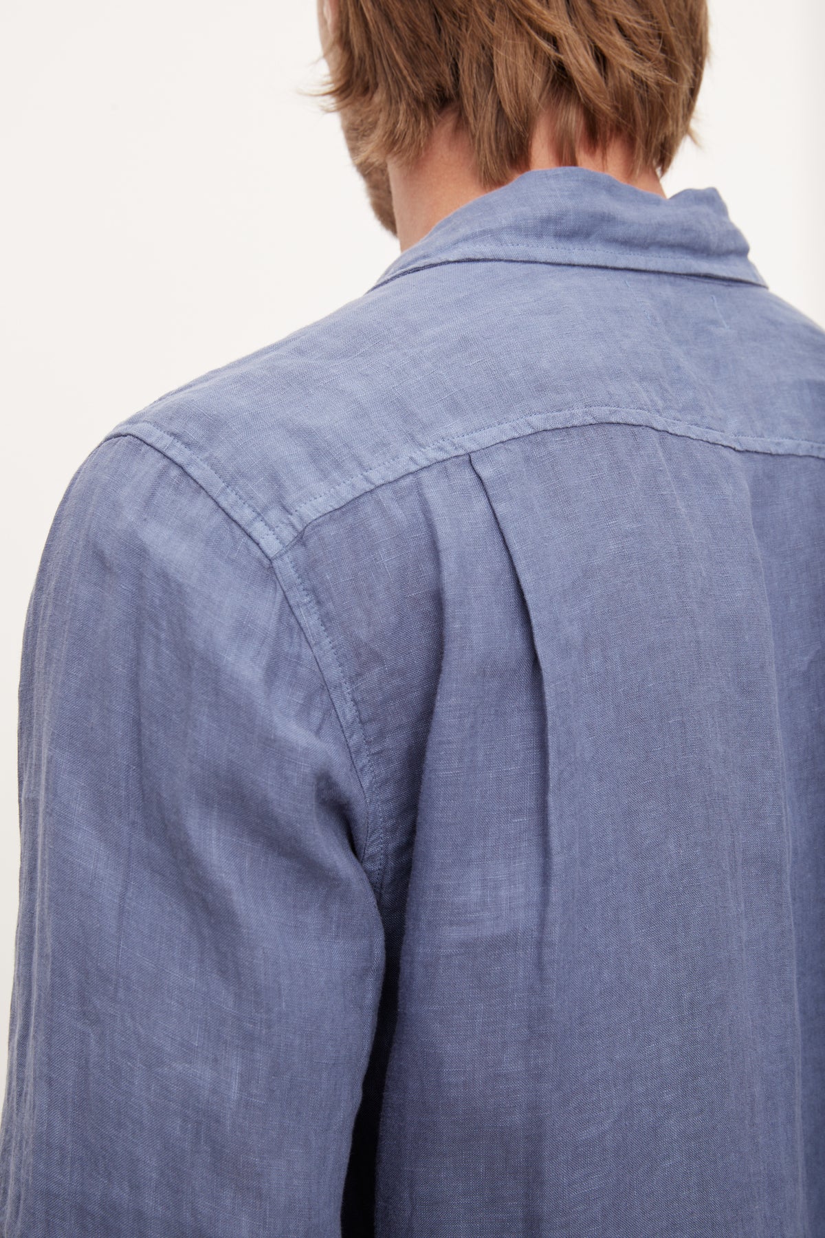 The stylish back view of a man wearing a Velvet by Graham & Spencer BENTON LINEN BUTTON-UP SHIRT.-36009360687297