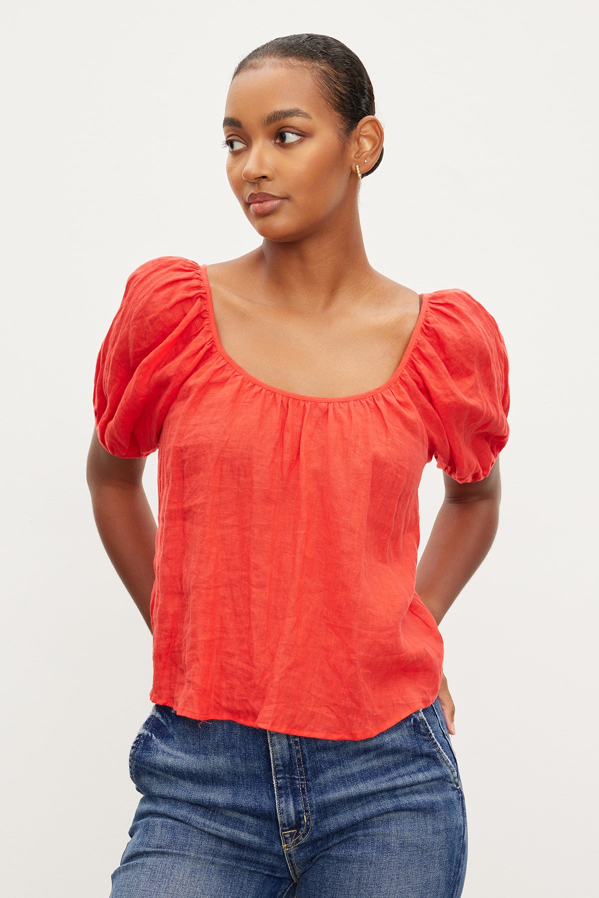   The model is wearing a Velvet by Graham & Spencer DANA LINEN SCOOP NECK TOP with puff sleeves. 