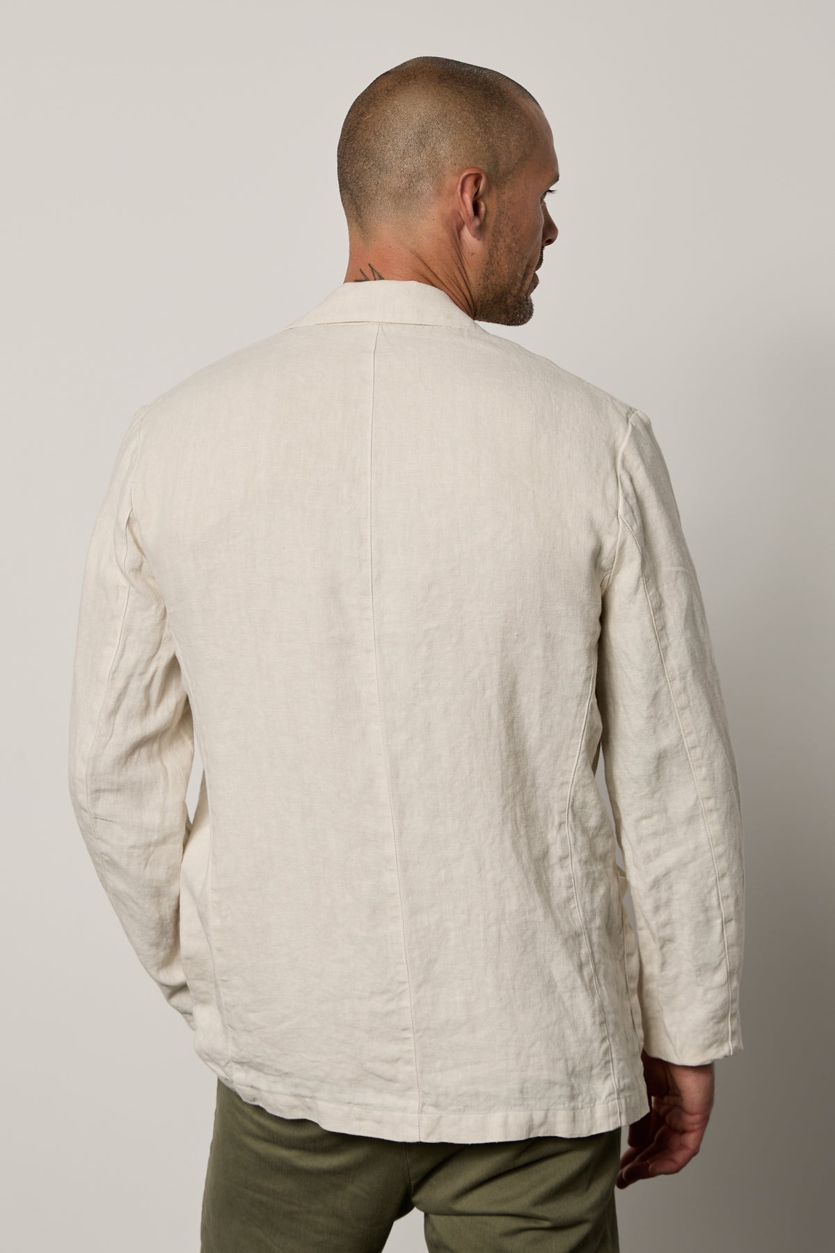 The back view of a man wearing a Velvet by Graham & Spencer JOSHUA LINEN BLAZER.-26311108985025
