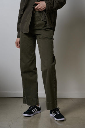 A woman wearing a pair of Velvet by Jenny Graham VENTURA PANT.