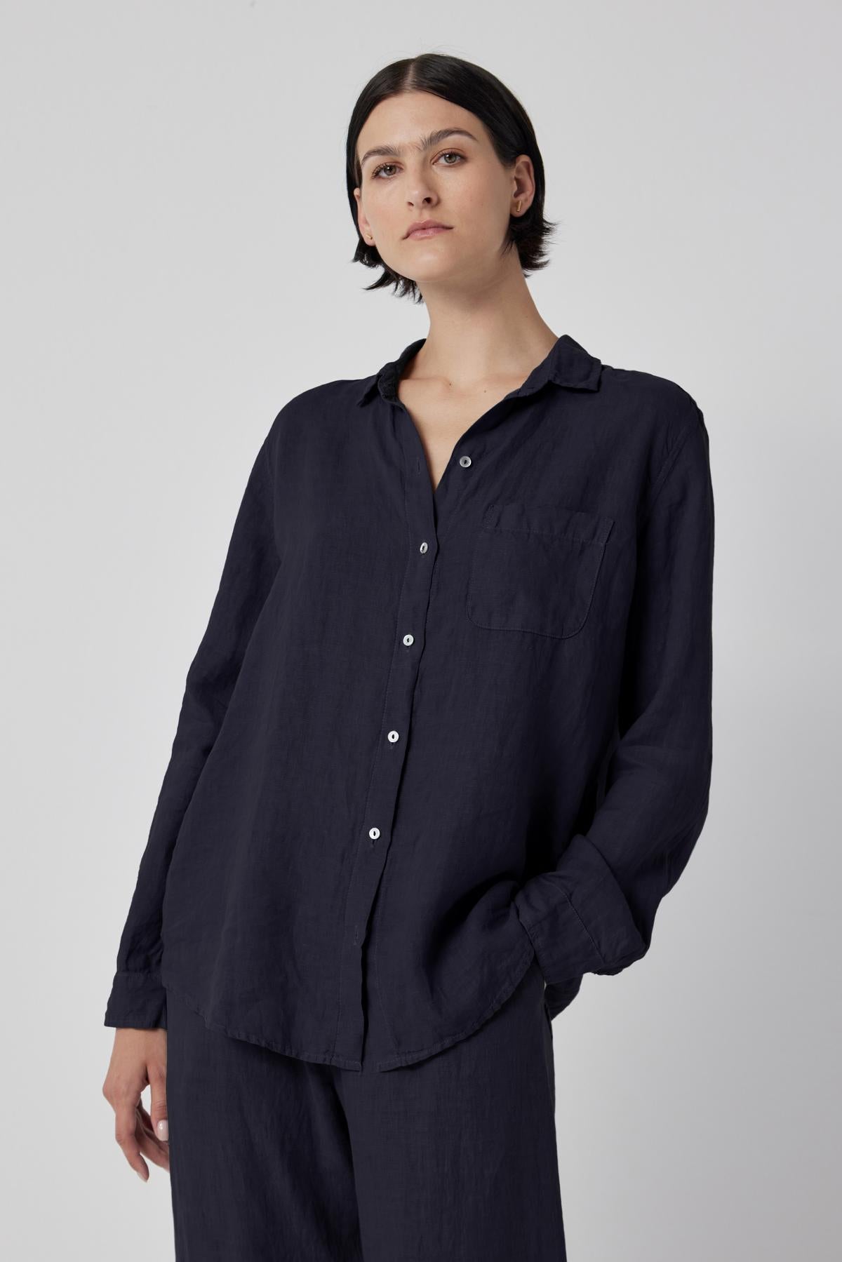 The model is wearing a navy linen MULHOLLAND SHIRT by Velvet by Jenny Graham and pants.-36198204014785
