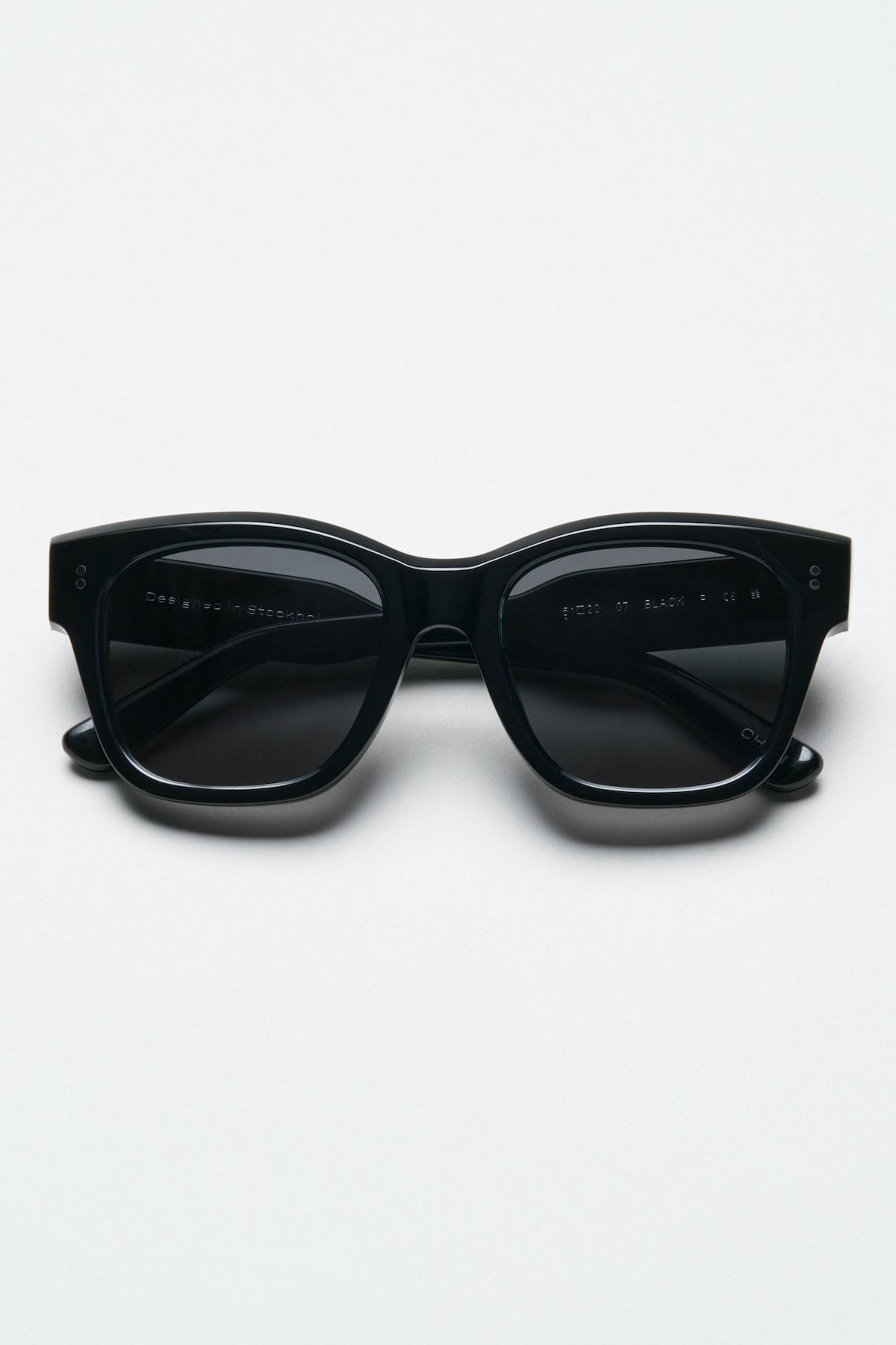 7.2 Chimi Sunglasses Black Front-24653573652673