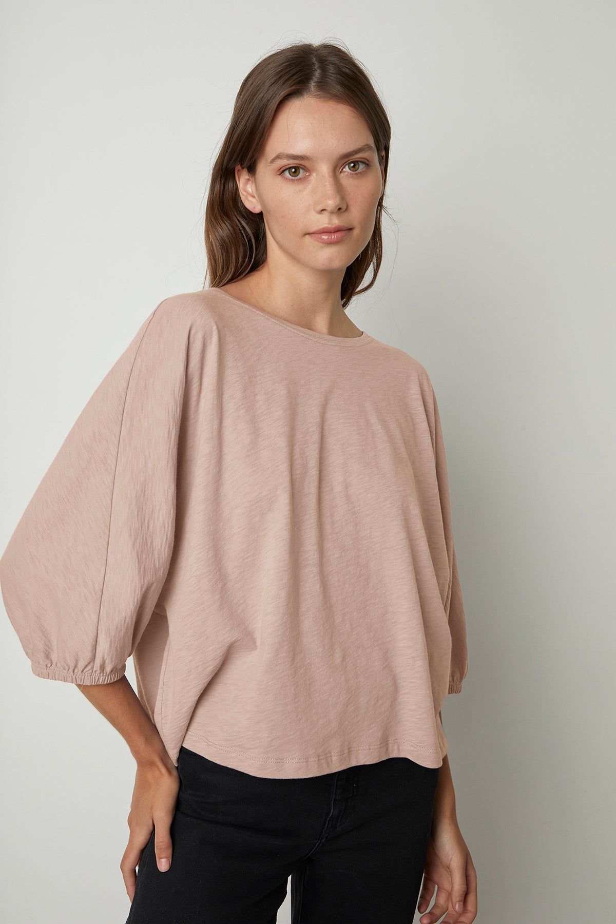 Corry Puff Sleeve Tee in rosegold with Victoria denim in noir black front-25807848276161