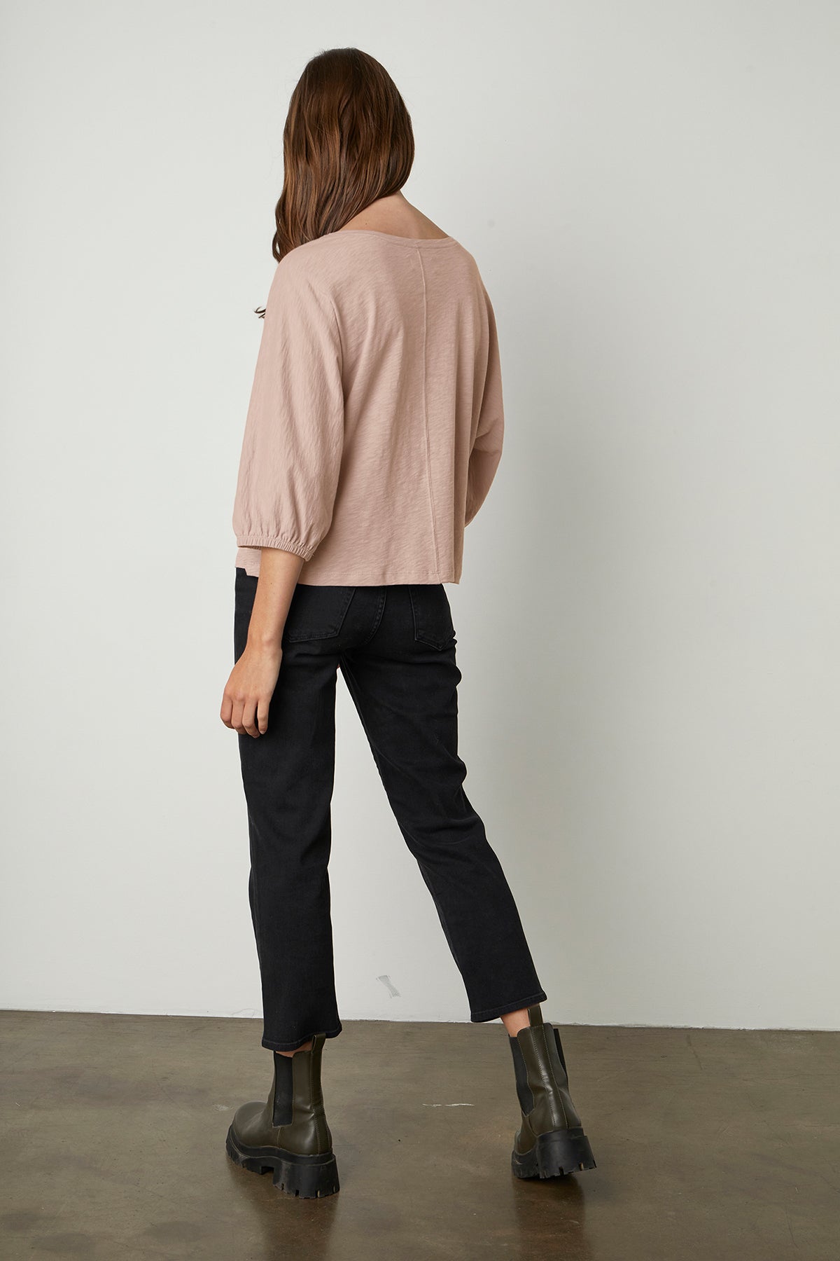   Corry Puff Sleeve Tee in rosegold with Victoria denim in noir black back 