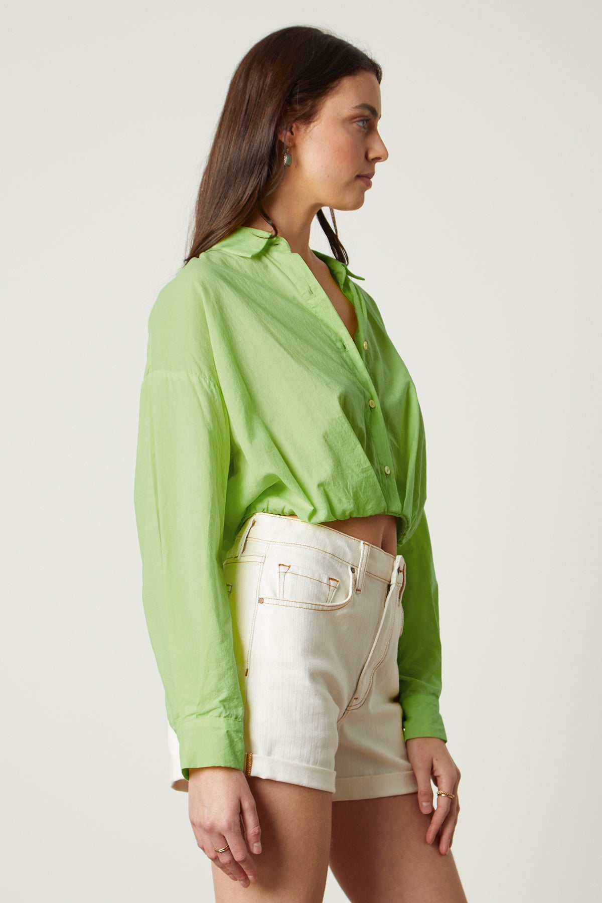   The model is wearing a Velvet by Graham & Spencer JULIA BUTTON-UP CROPPED SHIRT. 