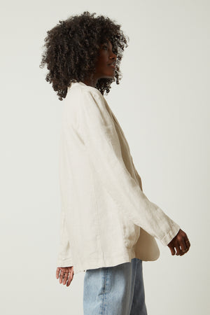 The model is wearing a Velvet by Graham & Spencer CASSIE HEAVY LINEN BLAZER and jeans.