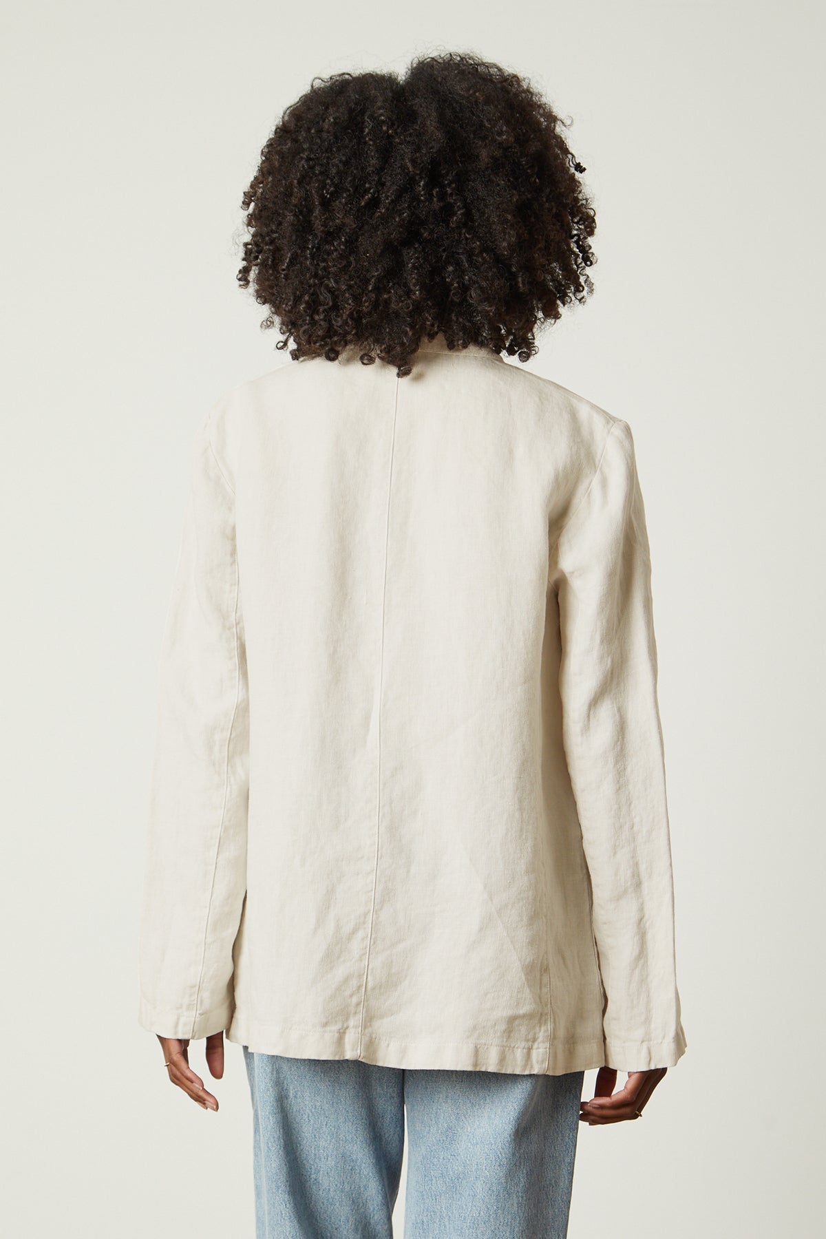 the back view of a woman wearing a Velvet by Graham & Spencer CASSIE HEAVY LINEN BLAZER.-26215483867329