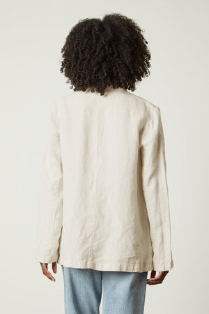 the back view of a woman wearing a Velvet by Graham & Spencer CASSIE HEAVY LINEN BLAZER.