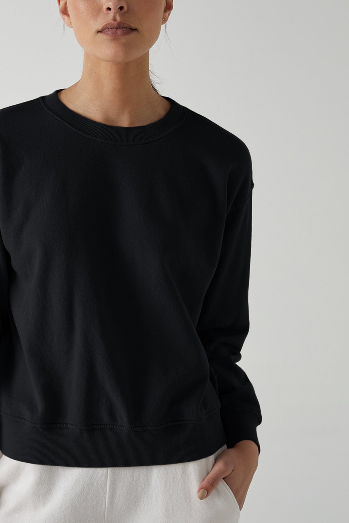   ynez sweatshirt black front detail and zuma pant beach 