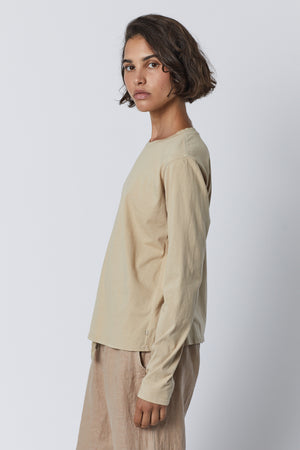 Vicente Tee in khaki side
