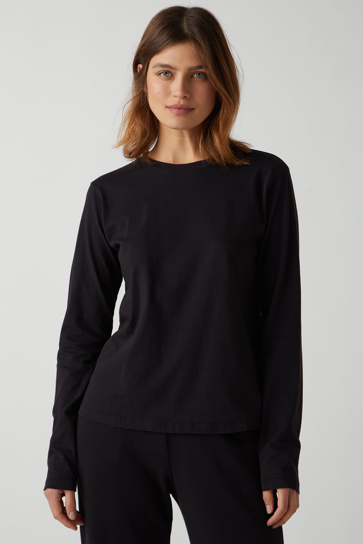 Vicente Tee in black front-25484377161921