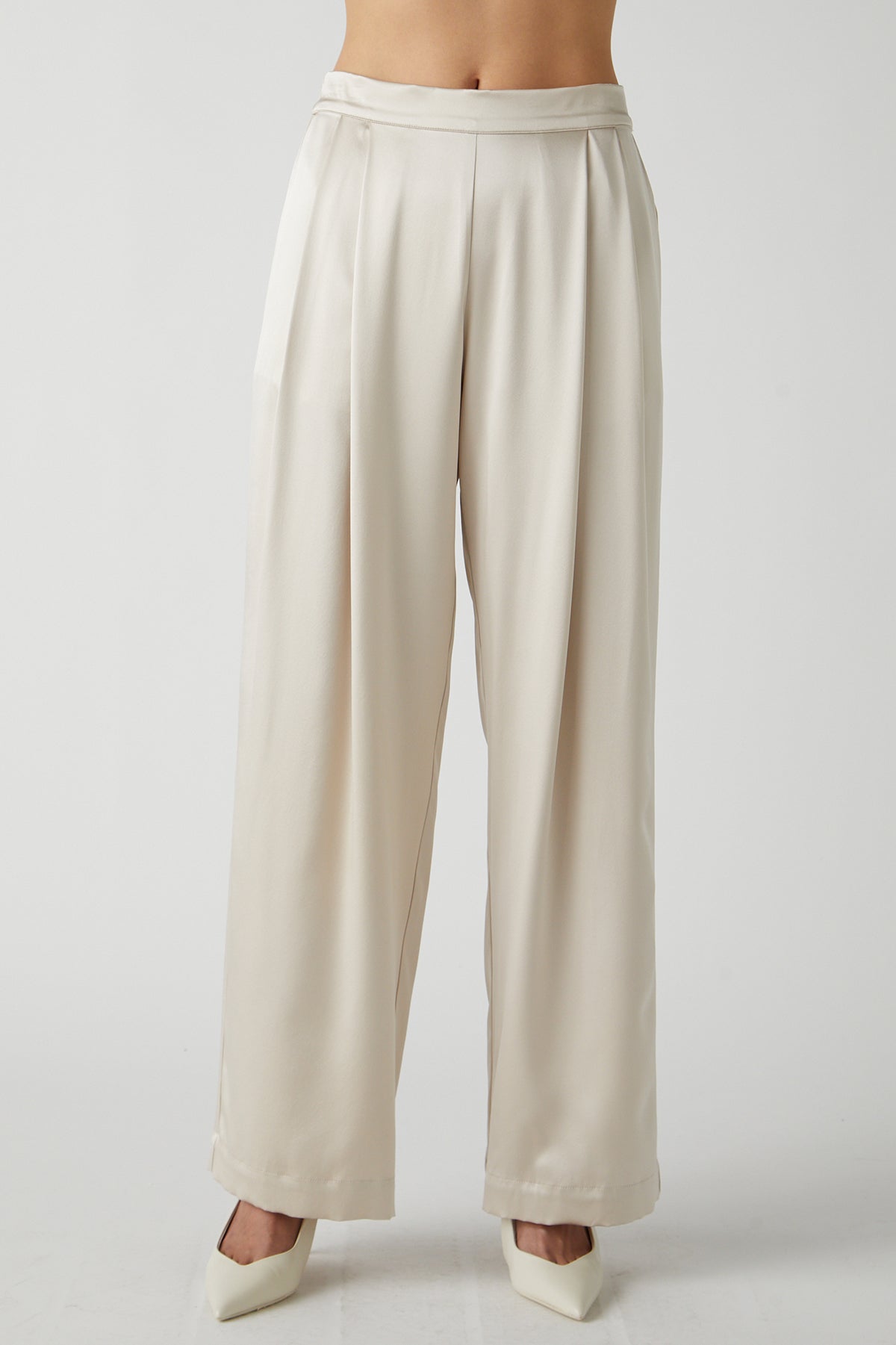 The model is wearing a white Manhattan pant by Velvet by Jenny Graham.-25483418796225