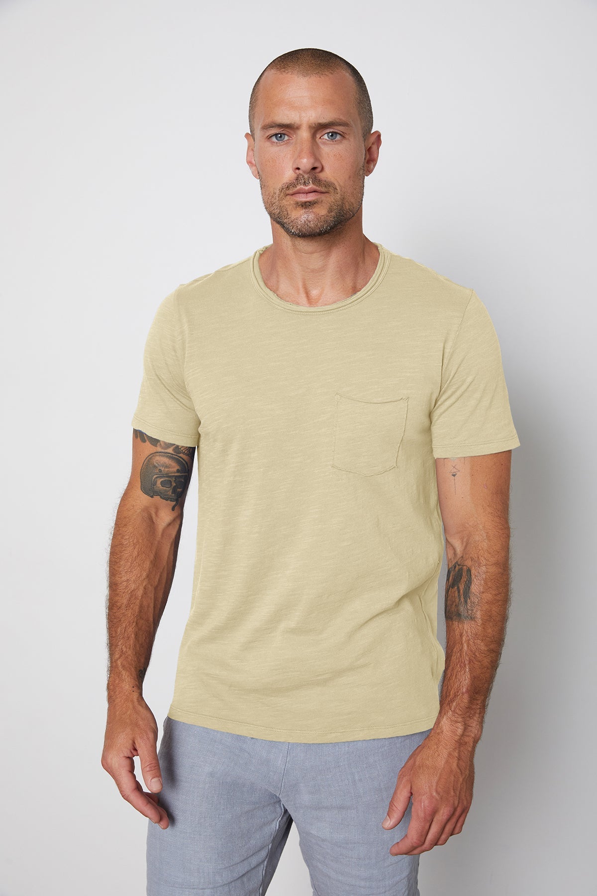 Chad Raw Edge Cotton Slub Pocket Tee in Olivine with Jonathan shorts in chambray front-25328431235265