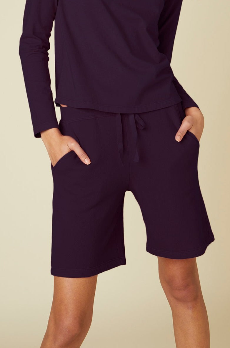The model is wearing Velvet by Jenny Graham's LAGUNA SWEATSHORT.-24791114711233