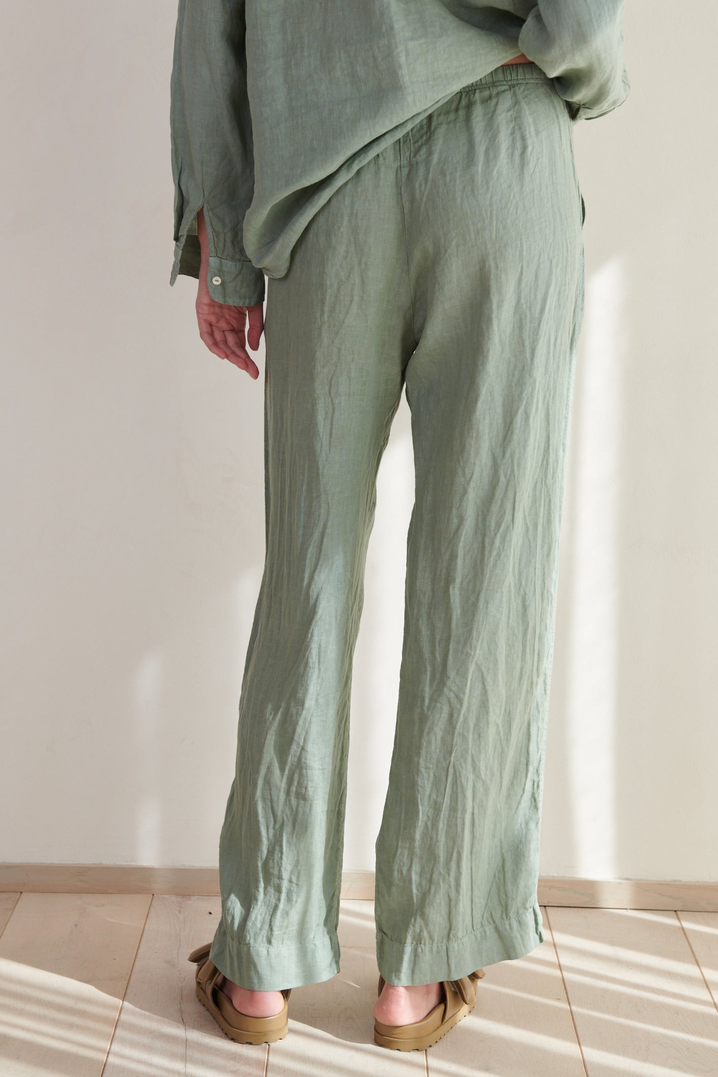 The back view of a woman wearing Velvet by Jenny Graham's PICO PANT in green linen.-26293120598209