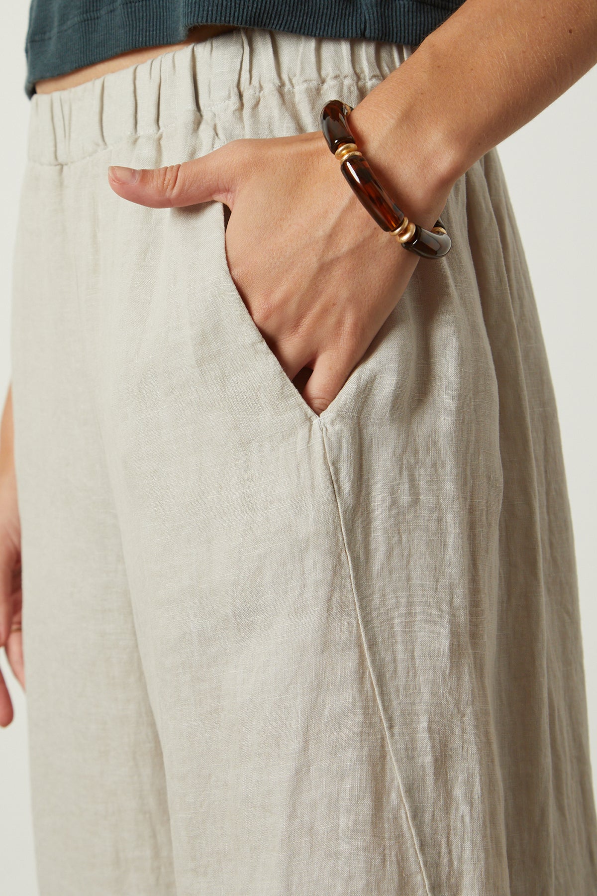   Lola linen pant in cobble front and pocket close up detail 