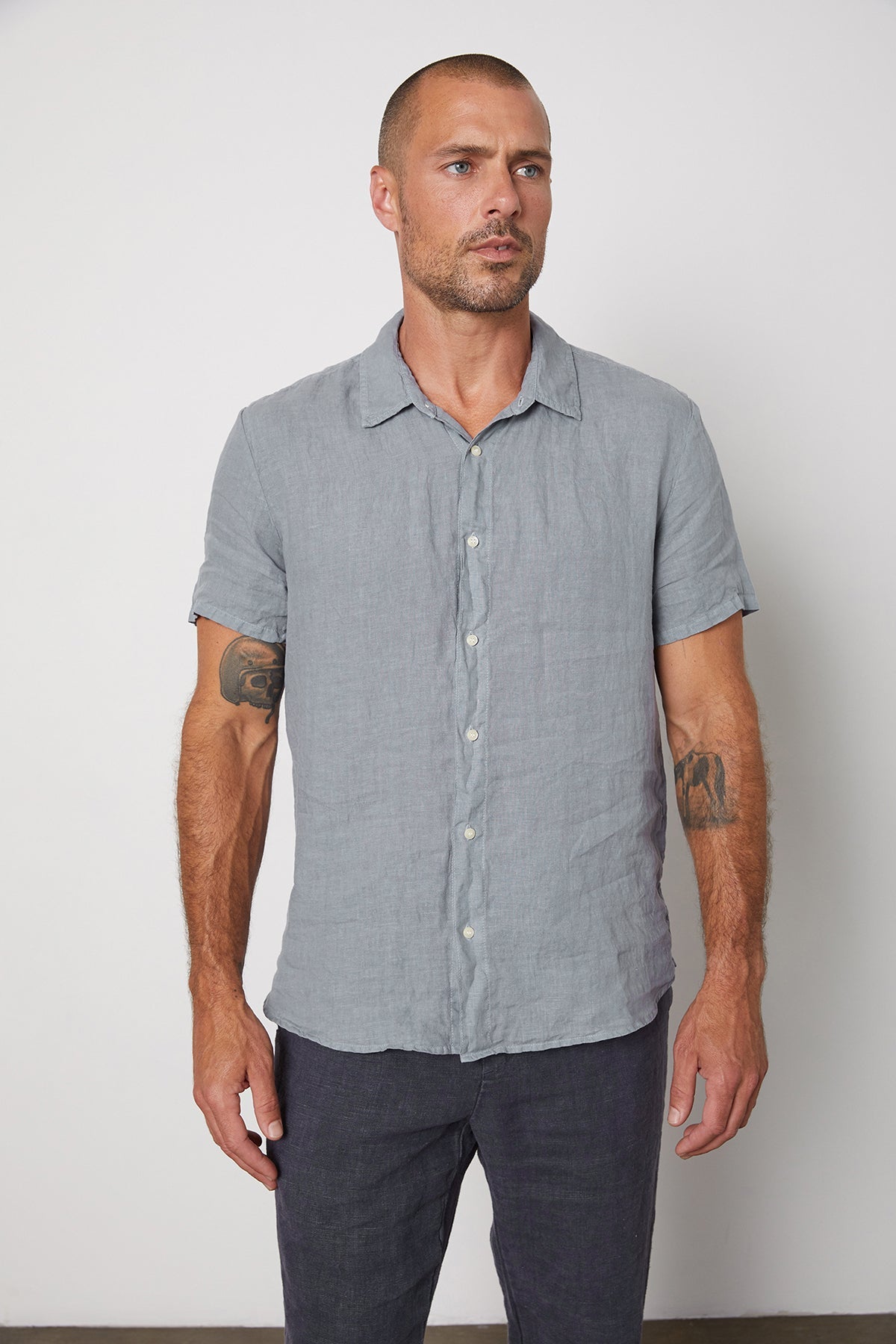   The MACKIE LINEN BUTTON-UP SHIRT in grey is a must-have addition to your summer wardrobe. 